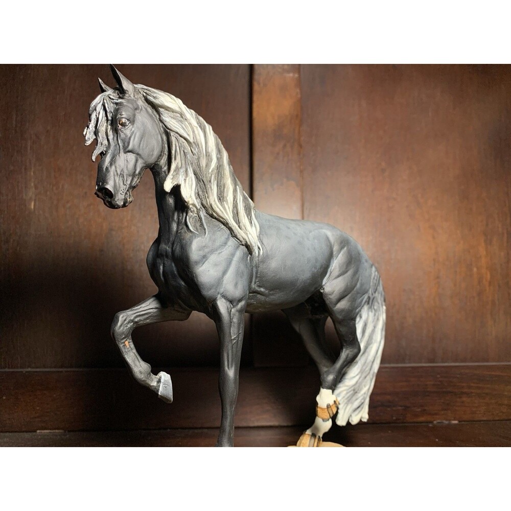 Asombroso resin Classic Spanish Stallion By Lisa York Grey Resin Horse 1:12